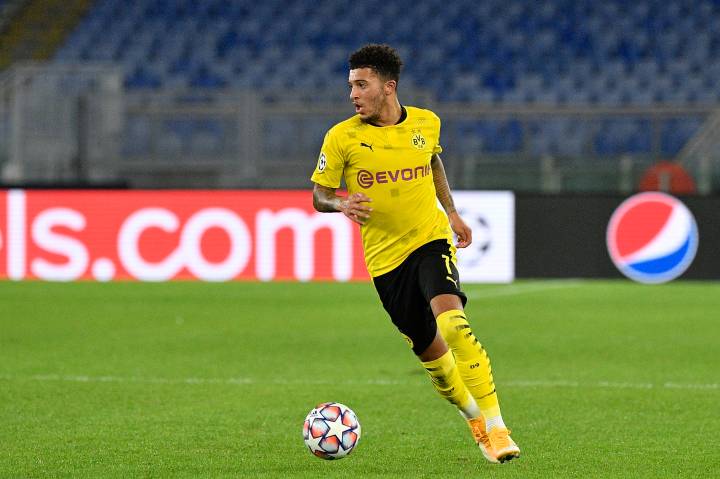 Jadon Sancho porta palla con la maglia del Borussia Dortmund