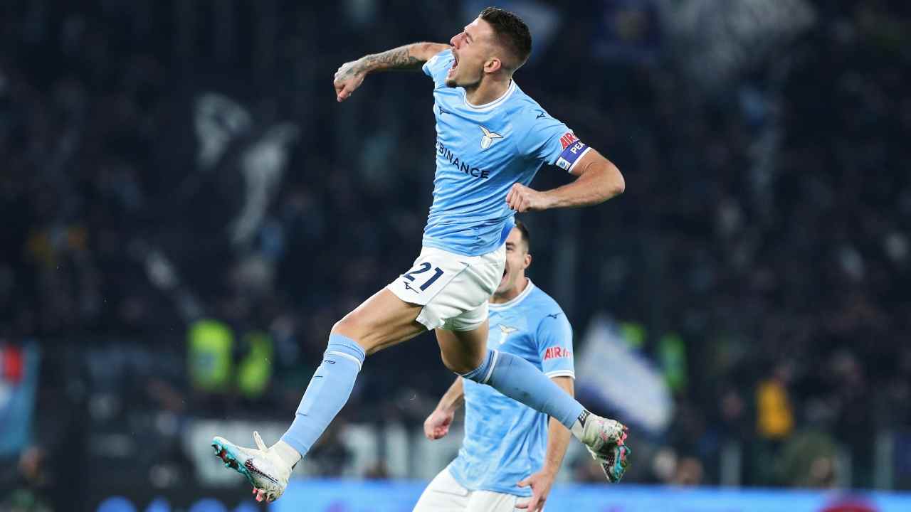 Sergej Milinkovic-Savic esulta dopo un gol realizzato con la Lazio