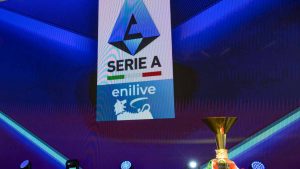 Il logo e il trofeo della Serie A - Lapresse - Faziosi.it