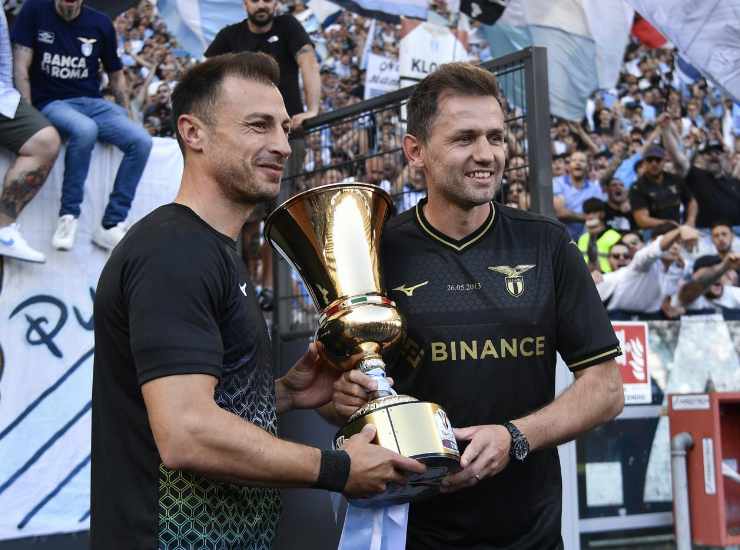 Radu e Lulic mostrano la Coppa Italia - Lapresse - Faziosi.it