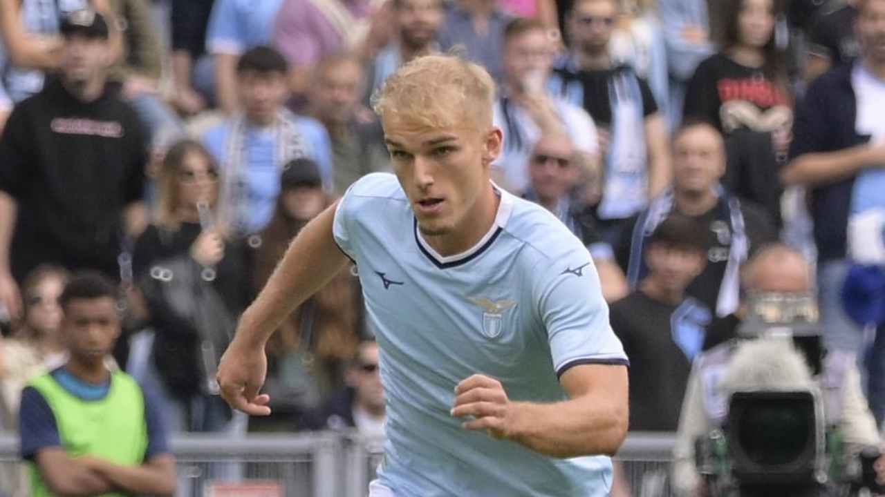 Isaksen carico dopo il gol in nazionale