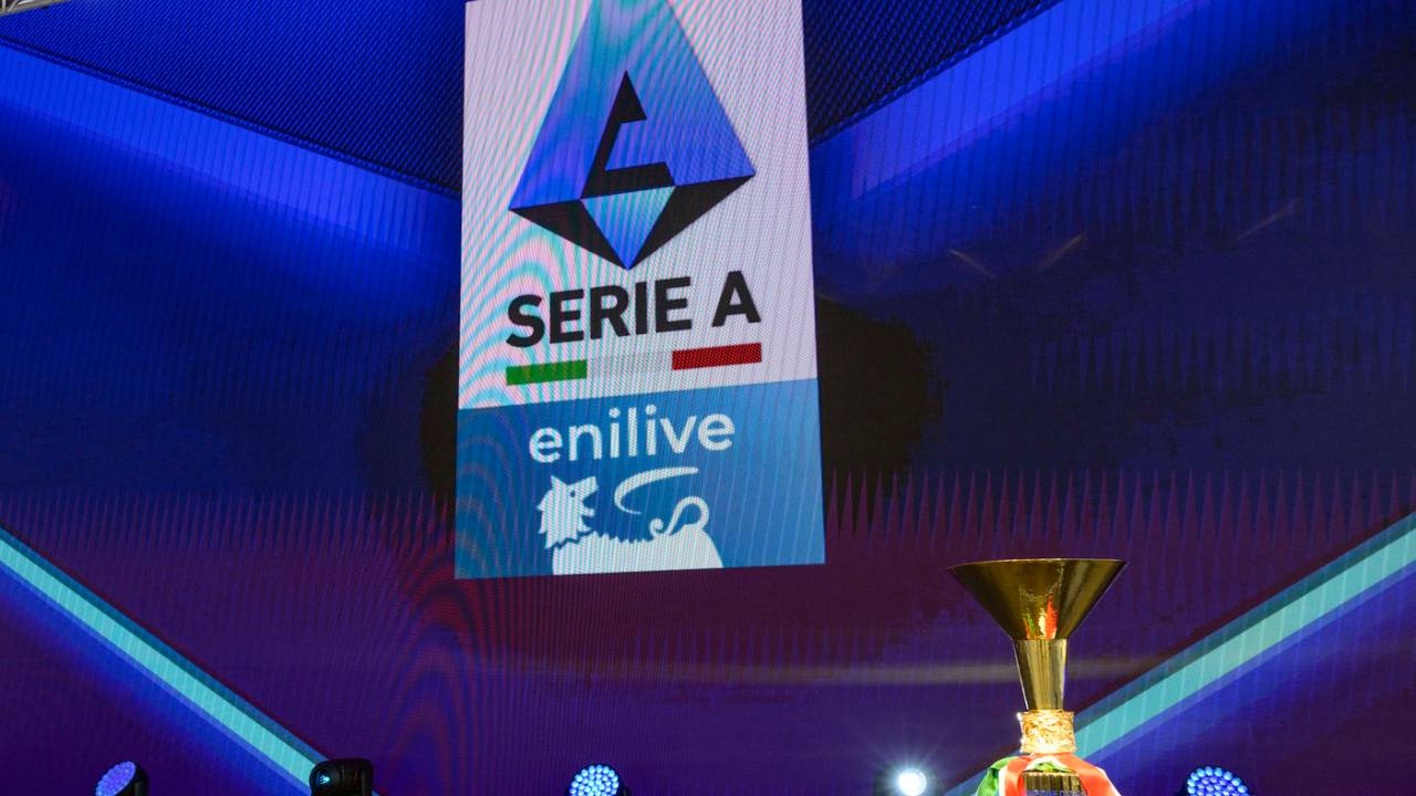 Il logo e il trofeo della Serie A - Lapresse - Faziosi