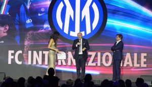 Beppe Marotta sul palco assieme a Federica Masolin e Fabio Caressa - Lapresse - Faziosi